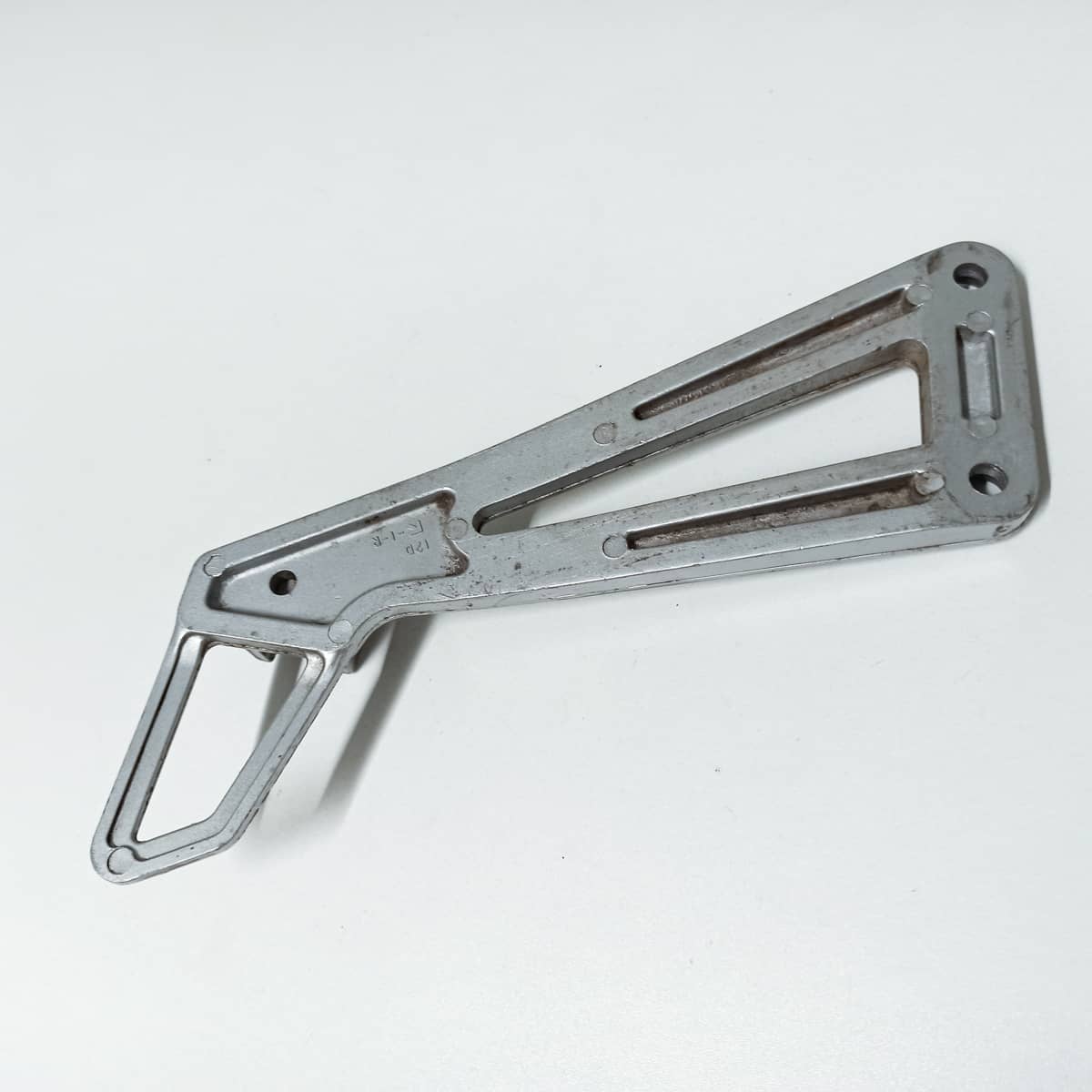 Platine de repose pied passager droit de Suzuki DR 650 R RS RSE DJEBEL